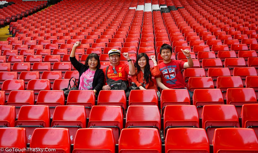 อัฒจันทร์ฝั่ง Centenary Stand ถ่ายจากขอบสนาม