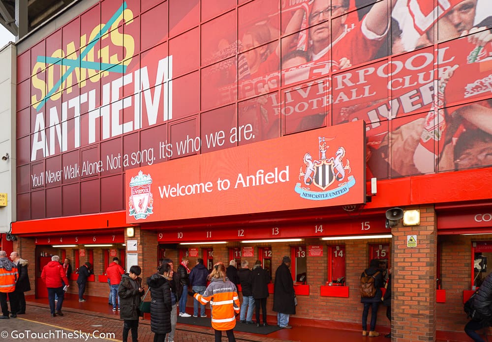 แฟนบอลขวักไขว่รอบอัฒจันทร์ Main Stand
