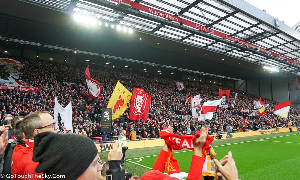 ธงสัญลักษณ์ You'll Never Walk Alone โบกไสวบนสแตนด์ Kop