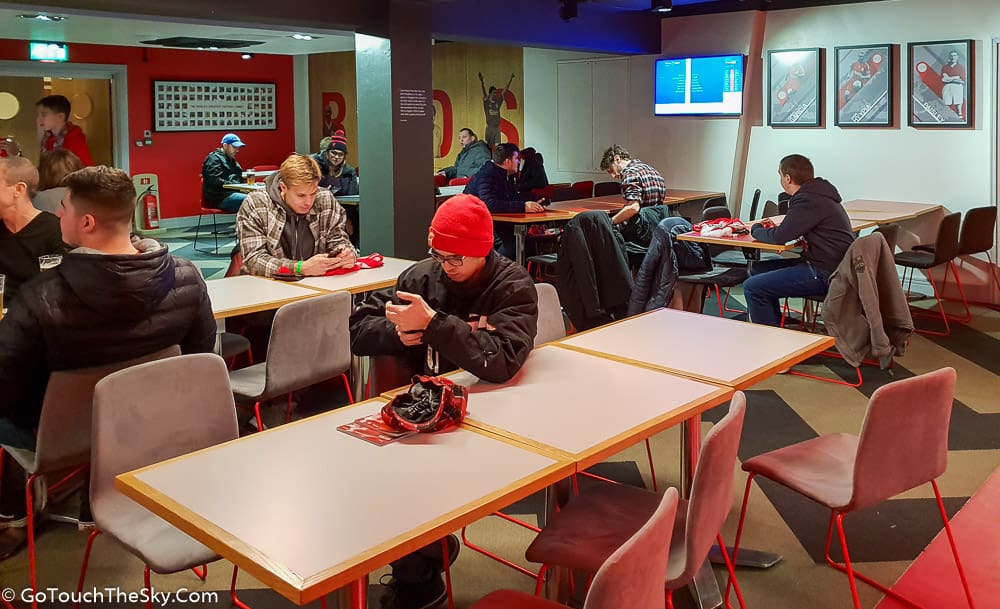บรรยากาศบาร์เครื่องดื่ม The Red Bar หลังจบเกม
