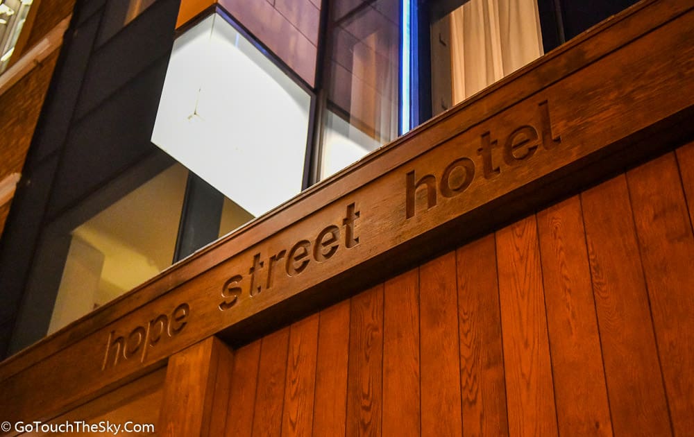 บรรยากาศแฟนบอลรอหน้ารายชื่อโรงแรม Hope Street