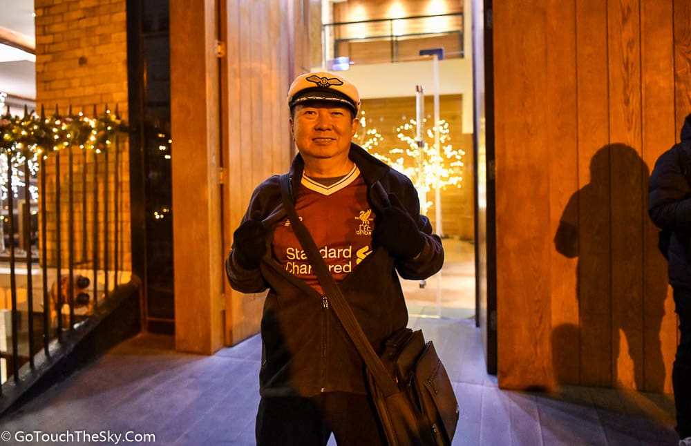 นักเตะลิเวอร์พูลเดินเข้าโรงแรม