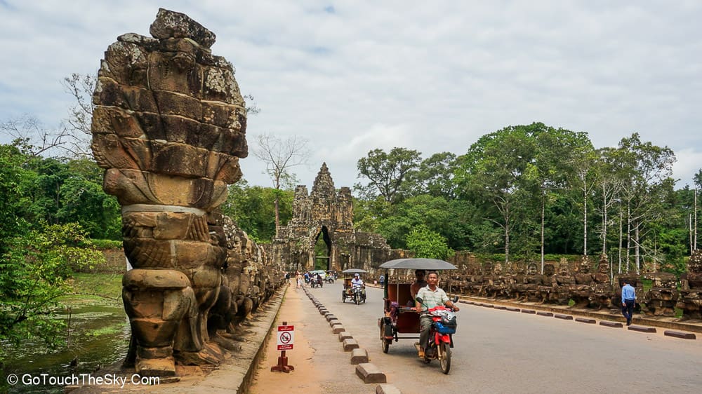 สะพานสลักเทวดายื้อพญานาค
