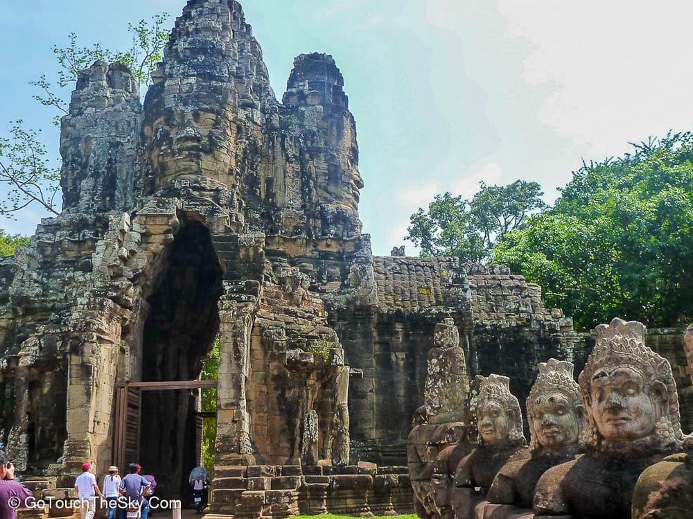 สะพานหินสลักทางเข้านครธม