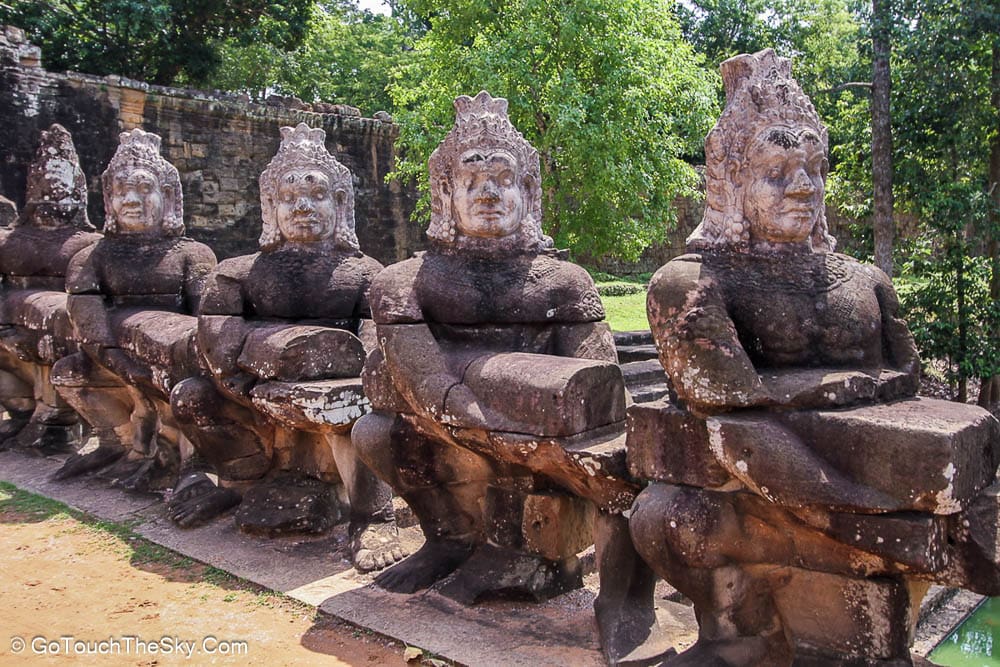รูปแกะสลักเทวดาริมสะพาน