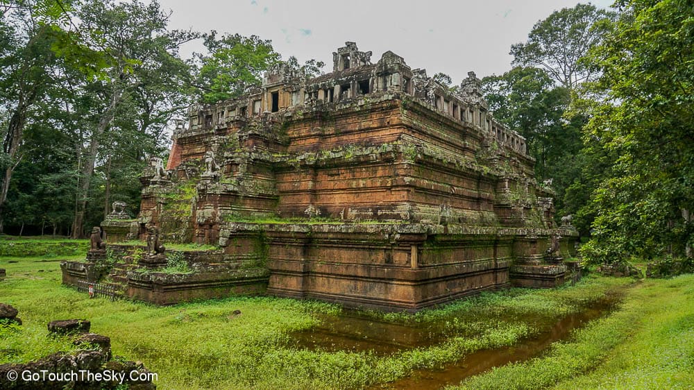 โครงสร้างศิลาแลงปราสาทพิมานอากาศ