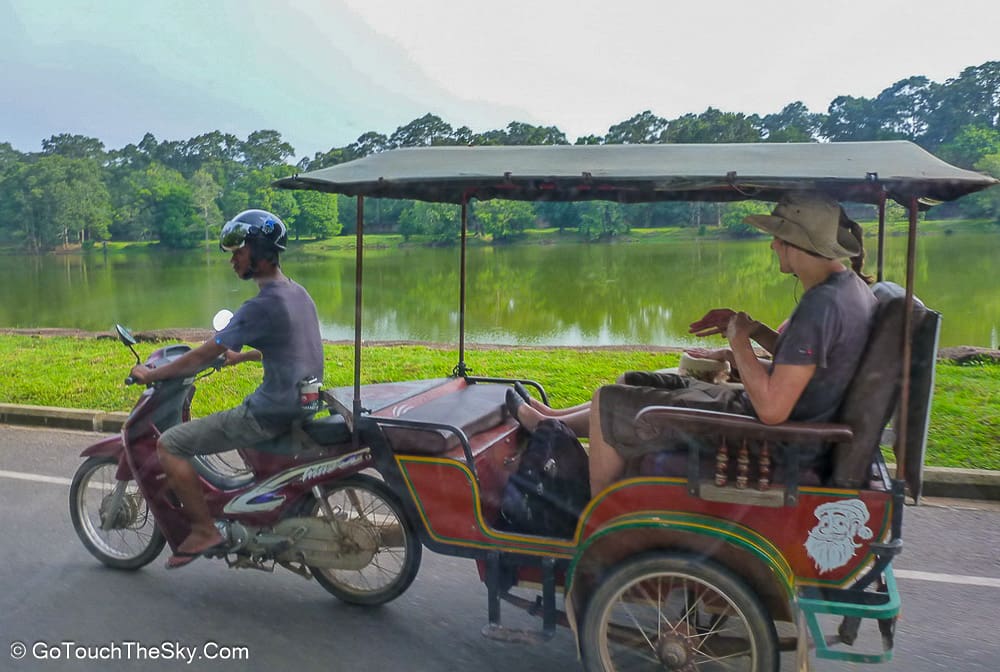 รถสามล้อมอเตอร์ไซค์พ่วง Angkor Wat