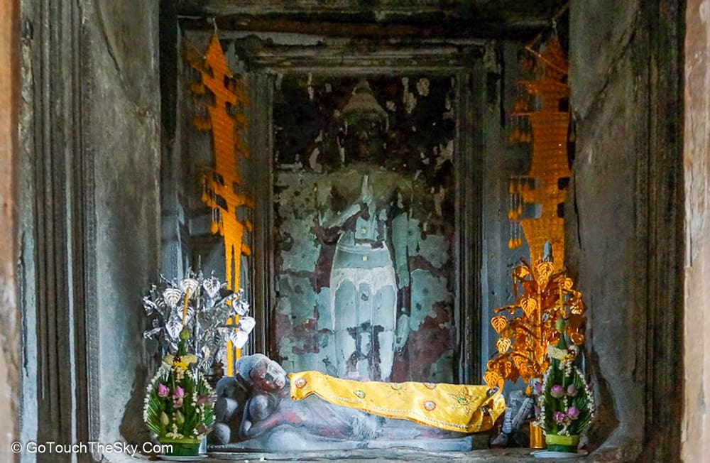 นักท่องเที่ยวชมปรางค์ประธาน