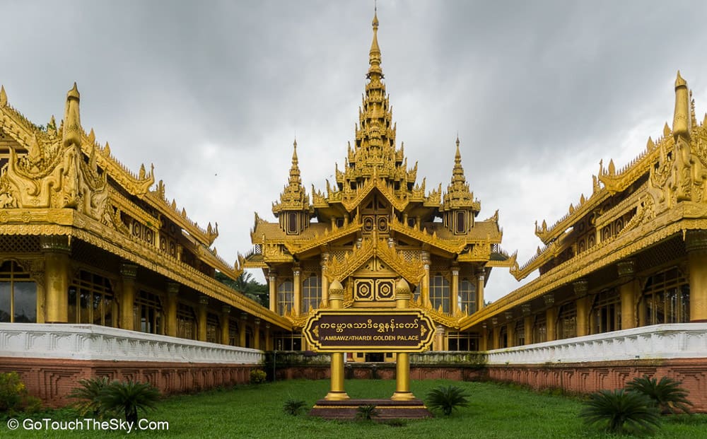อาคารพระราชวังจำลอง