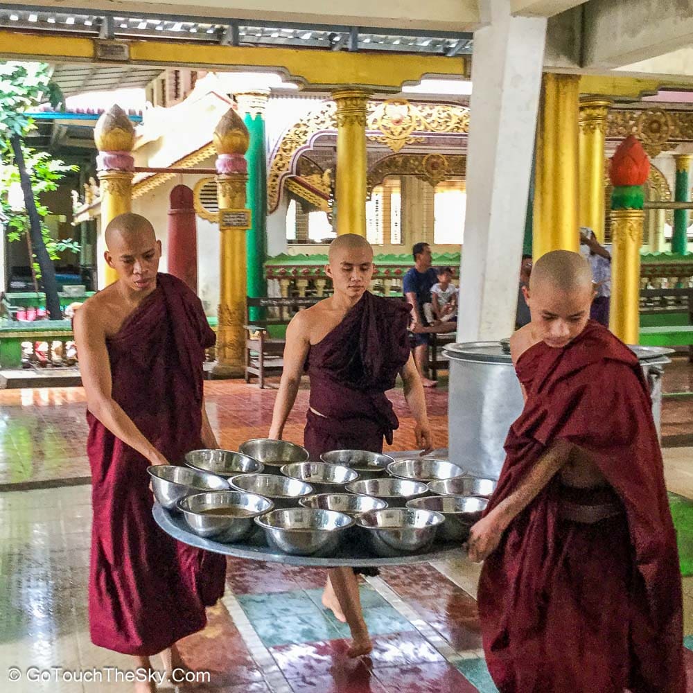 ขบวนพระสงฆ์ไปฉันเพล