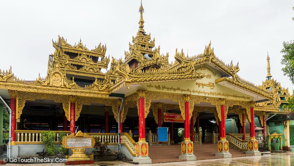 นักท่องเที่ยวสักการะพระธาตุมุเตา