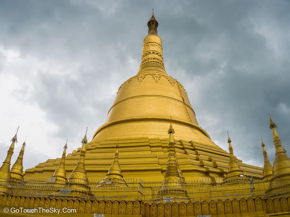 ชาวพม่าอธิษฐานที่พระธาตุมุเตา
