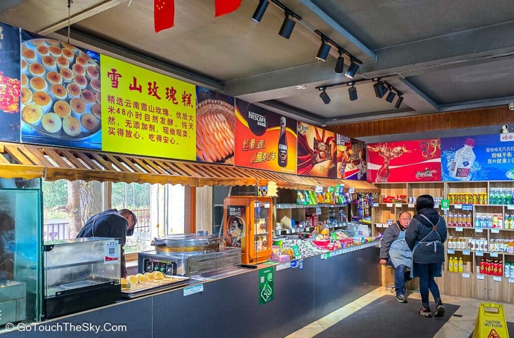 โซนร้านค้าร้านอาหารระหว่างทางไปขึ้นรถกอล์ฟไฟฟ้า