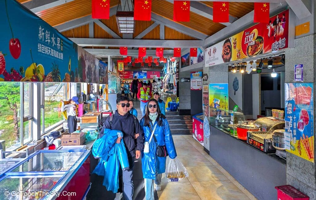 ทางเดินผ่านร้านค้าไปยังจุดขึ้นรถกอล์ฟ