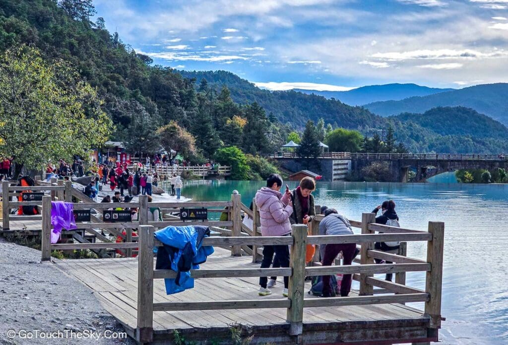 บรรยากาศริมธารน้ำไป๋สุ่ยเหอในหุบเขาพระจันทร์สีน้ำเงิน