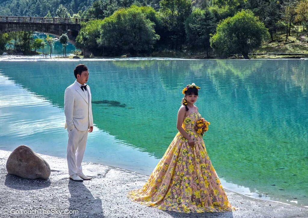 คู่รักชาวจีนถ่ายภาพพรีเวดดิ้งริมธารน้ำไป๋สุ่ยเหอ