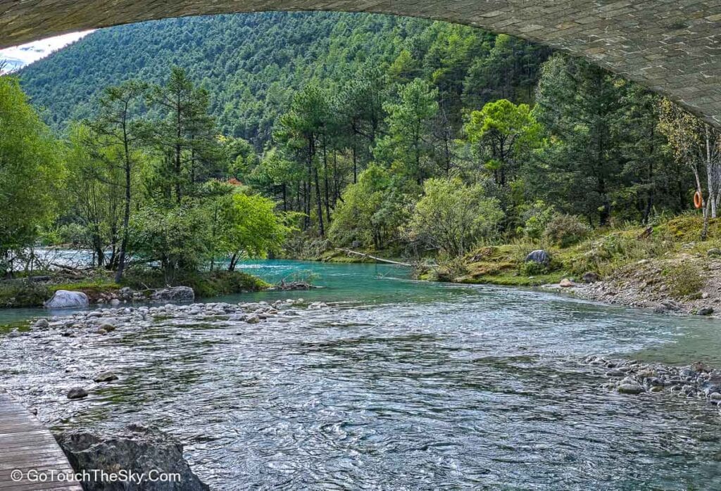 ธารน้ำไหลผ่านโขดหินใต้สะพาน