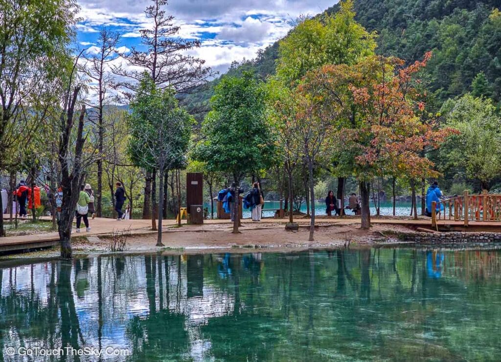 ทะเลสาบหลานเยว่น้ำสีฟ้าเข้มสมชื่อทะเลสาบพระจันทร์สีน้ำเงิน