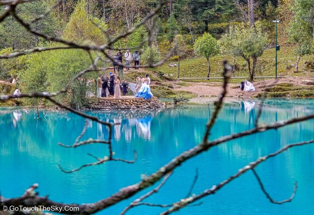 บรรยากาศการถ่ายภาพพรีเวดดิ้งริมทะเลสาบสีเทอร์ควอยซ์