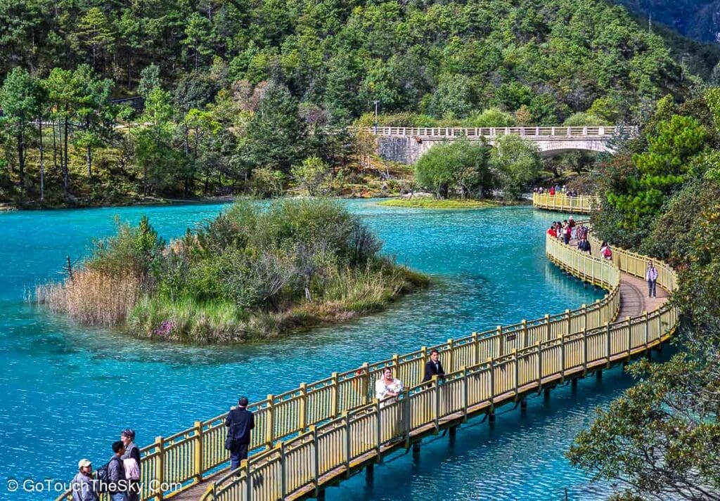 สะพานไม้ทางเดินต่อเนื่องจากไป๋สุ่ยเหอสู่ทะเลสาบหยูเย่