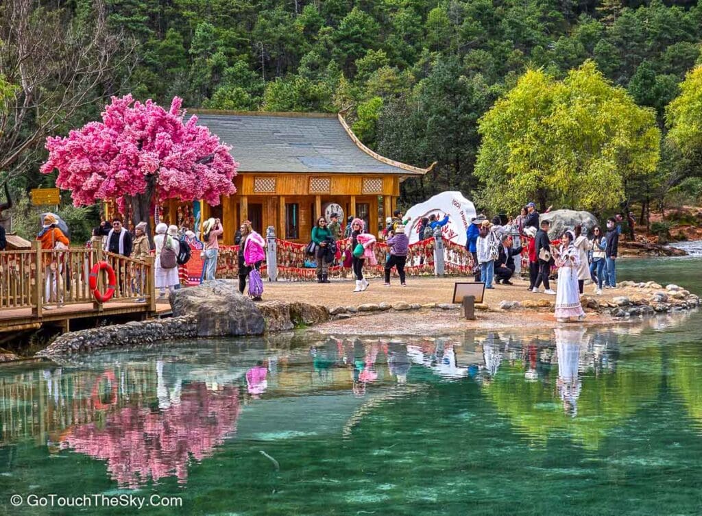 บรรยากาศริมทะเลสาบจิงถันยามบ่าย