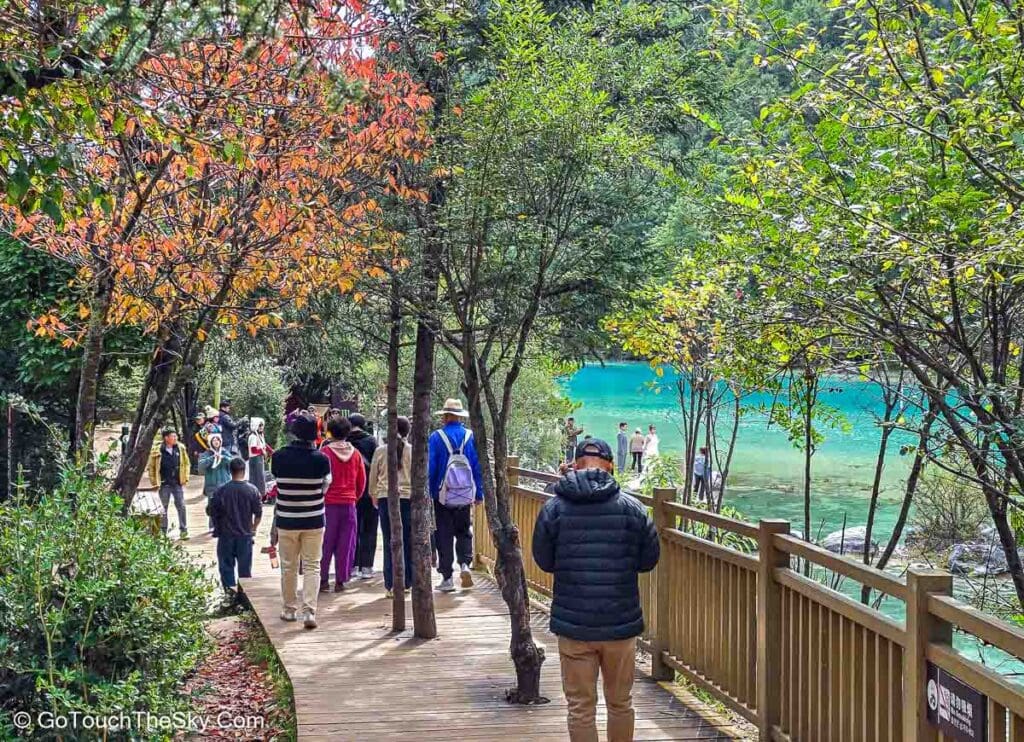 ผิวน้ำสีฟ้าสดและแนวเขาไกลๆ ของทะเลสาบหลานเยว่