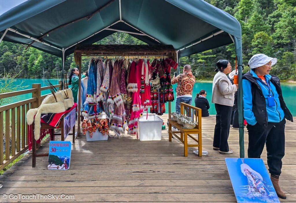 ทิวทัศน์ทะเลสาบตัดกับป่าสนและขุนเขา