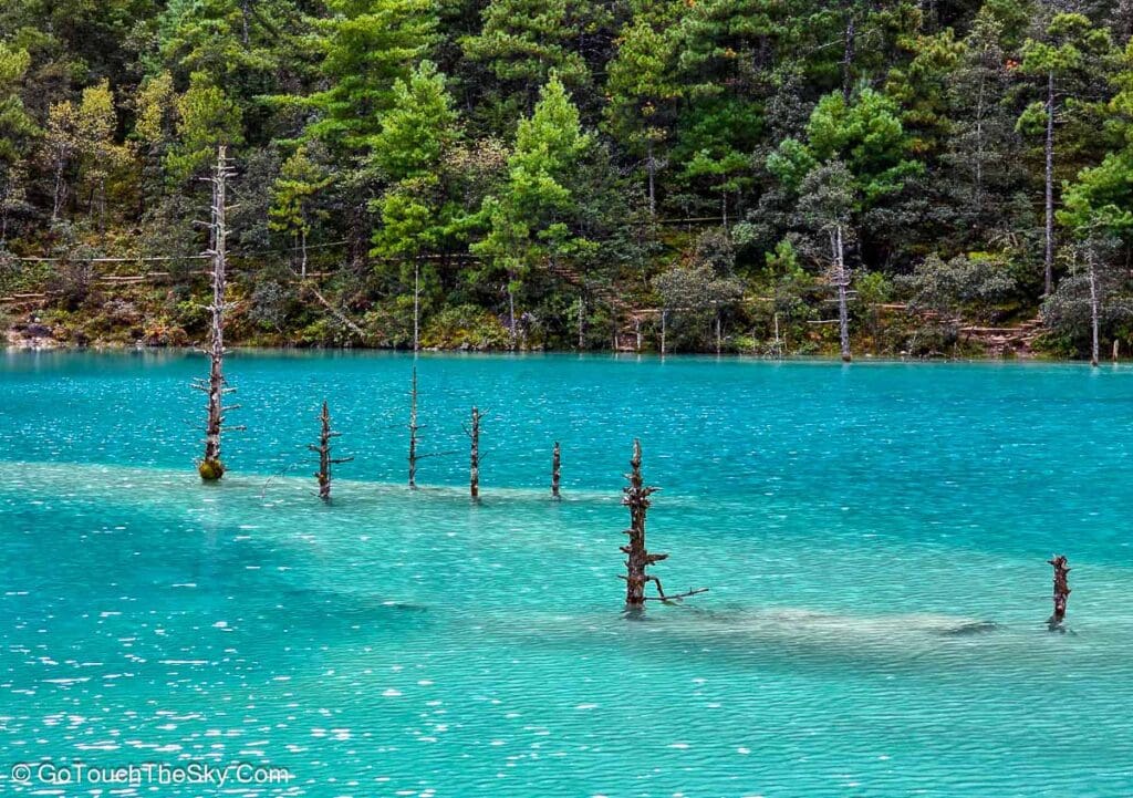 ทิวทัศน์ทะเลสาบหลานเยว่ยามแดดส่องผิวน้ำ