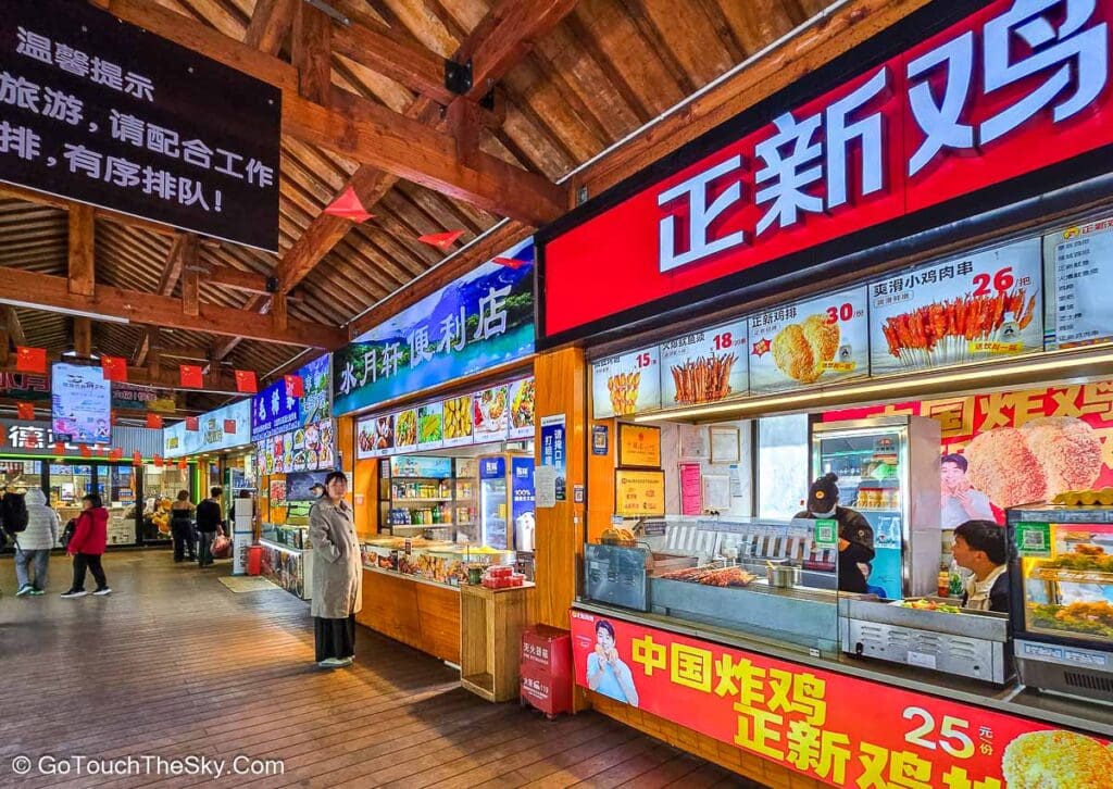 โซนร้านค้าร้านอาหารบริเวณจุดจอดรถบัสเวียน