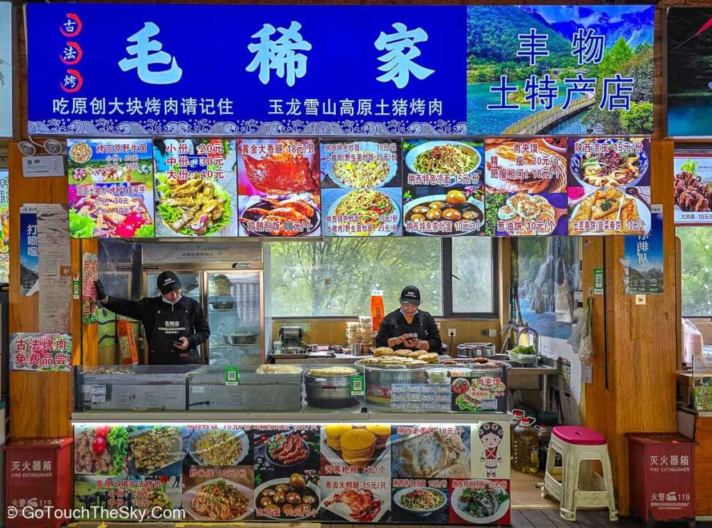 ร้านอาหารท้องถิ่นให้บริการนักท่องเที่ยว