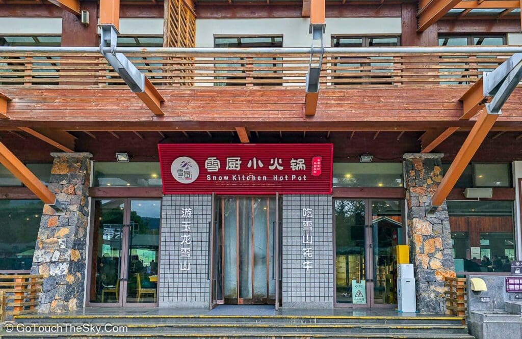 ทางเดินโซนร้านอาหารรองรับนักท่องเที่ยวจำนวนมาก