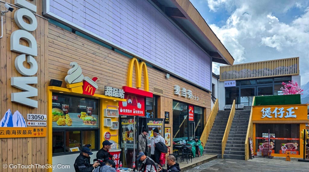 เมนูอาหารท้องถิ่นในศูนย์อาหาร Snow Kitchen