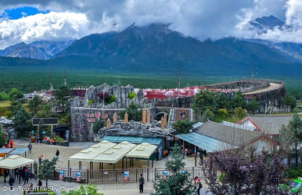 เวทีการแสดงกลางแจ้ง Impression Lijiang มองจากบันไดศูนย์บริการ
