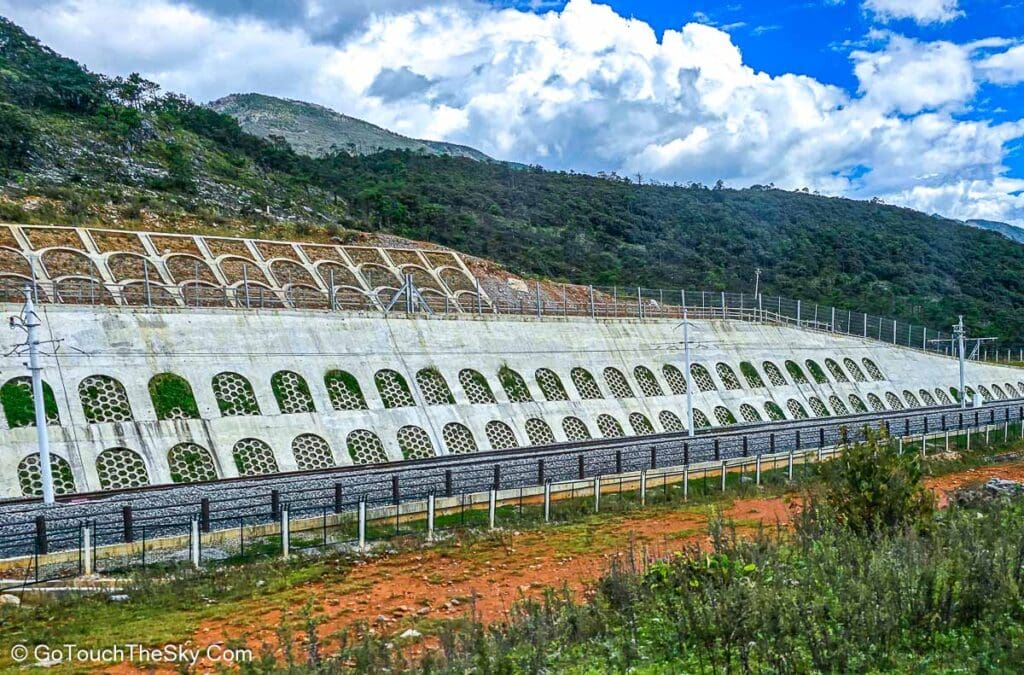 รางรถไฟท่องเที่ยวที่กำลังก่อสร้างใกล้ศูนย์บริการนักท่องเที่ยว