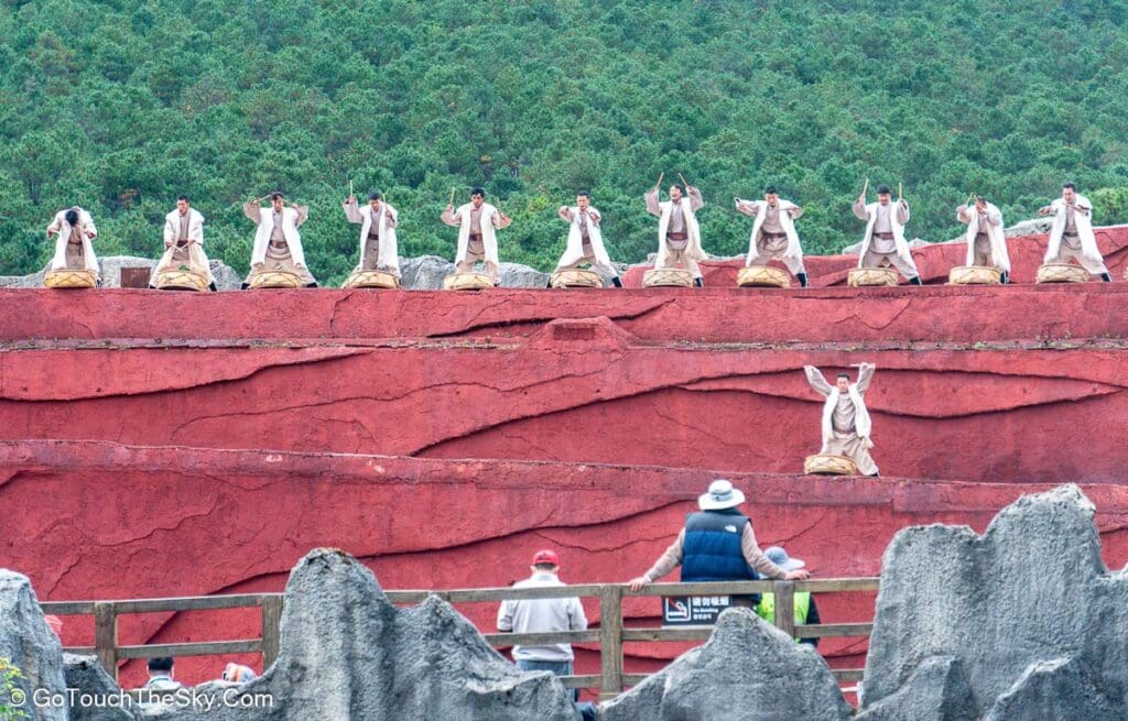 บรรยากาศการแสดง Impression Lijiang ฉากหลังภูเขาหิมะมังกรหยก