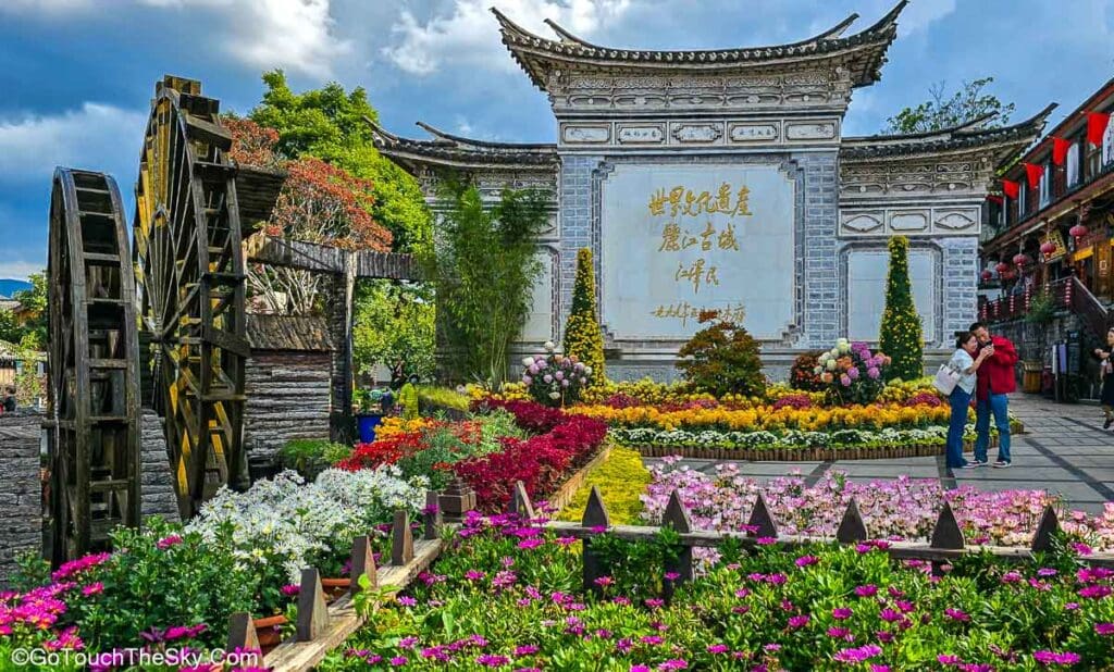 บรรยากาศเมืองโบราณลี่เจียง หลังคาบ้านเรือนสไตล์จีนโบราณ