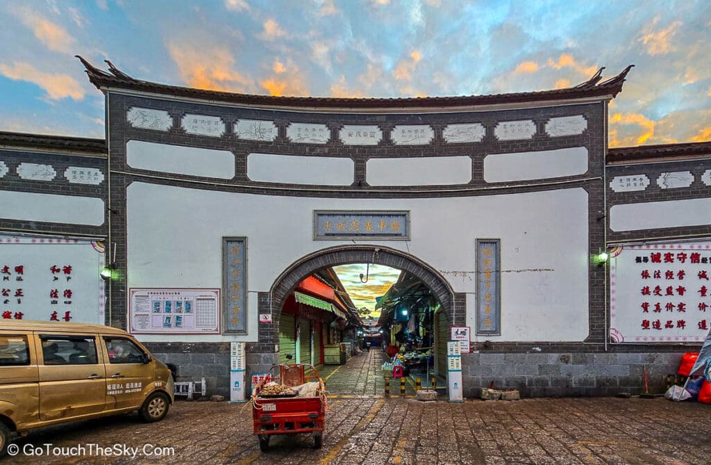 บรรยากาศหน้าตลาด Zhongyi Market จุดขึ้นรถไปภูเขาหิมะมังกรหยก