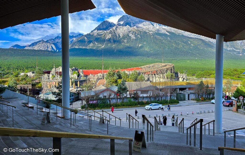 เวทีการแสดง Lijiang Impression Show มองจากบันไดศูนย์บริการนักท่องเที่ยว