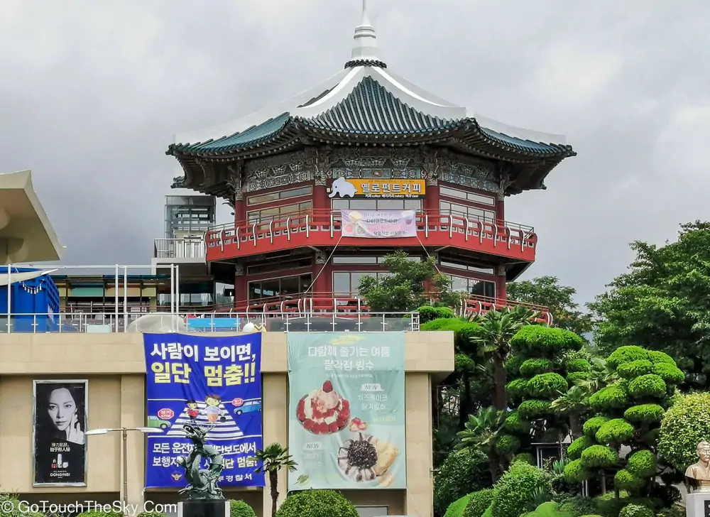 รูปปั้นนายพลอีซุนชินหน้าปูซานทาวเวอร์