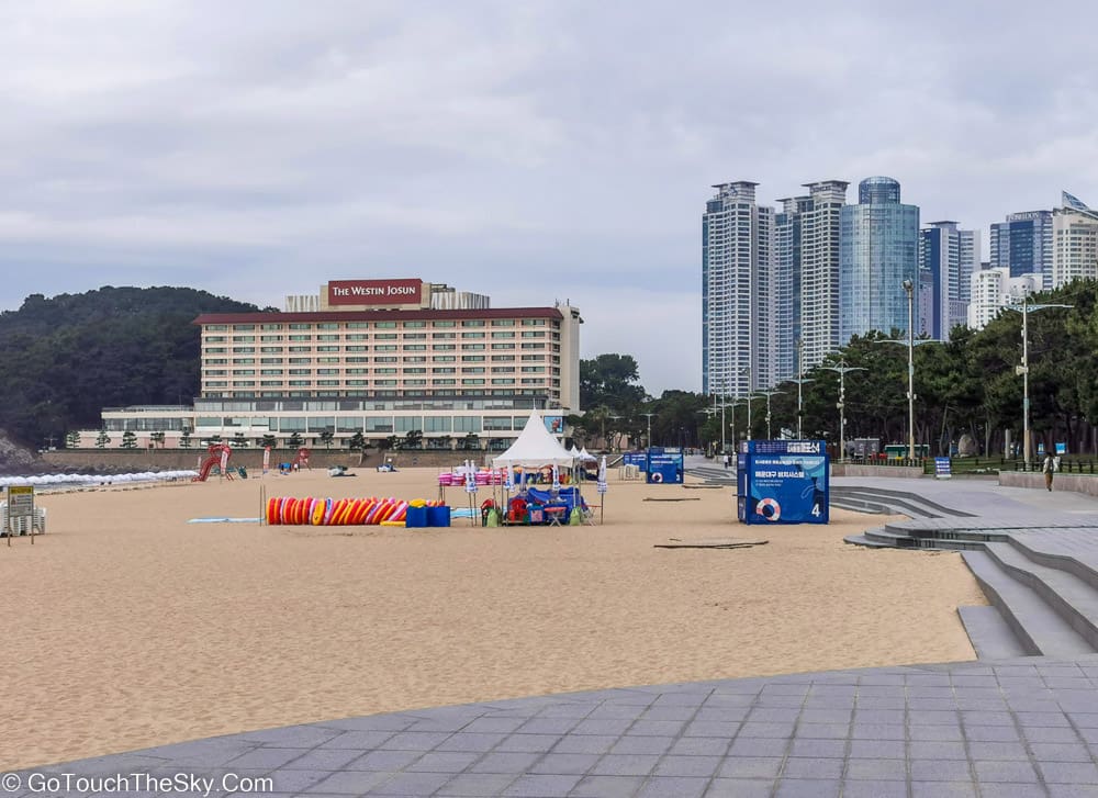 ผู้คนเล่นน้ำหาดแฮอุนแด