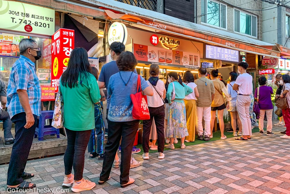 คิวยาวร้านของทอดต๊อกโบกี