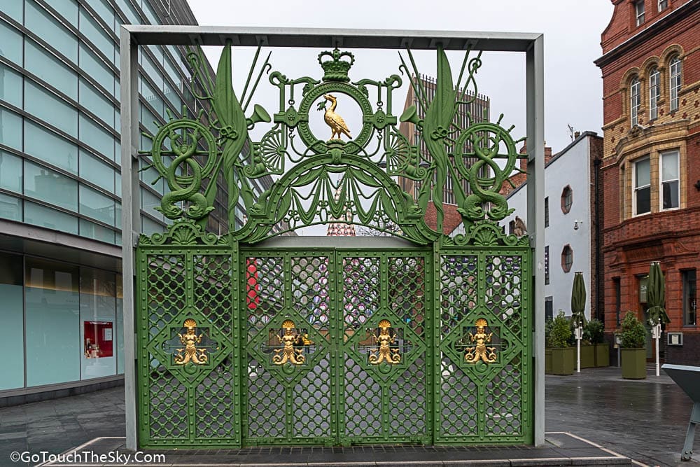 อนุสรณ์บานประตูเก่า Liverpool Sailors' Home