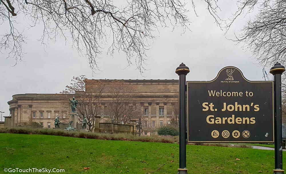 St. John's Garden สวนหย่อมหลัง St George's Hall
