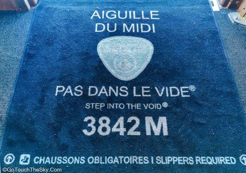 นักท่องเที่ยวยืนบนห้องกระจก Pas Dans Le Vide