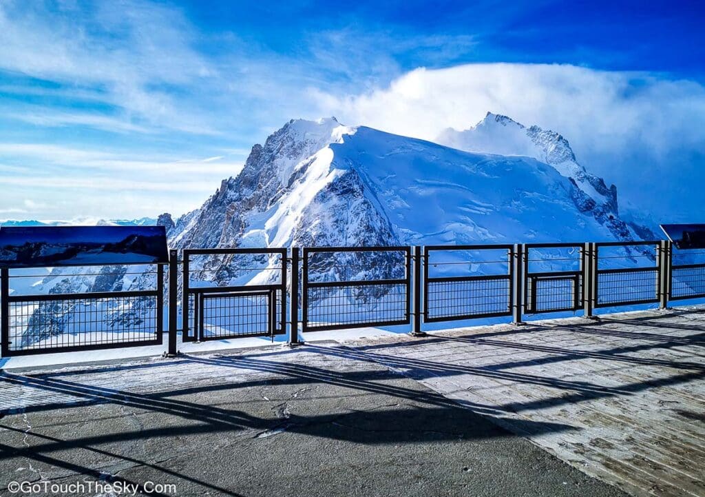 หมอกบดบังยอดเขา Mont-Blanc
