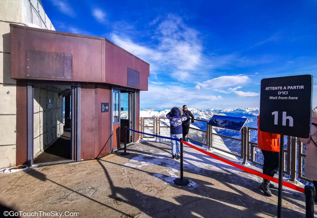 ลิฟต์ขึ้นสู่ยอดบนสุดของ Aiguille du Midi