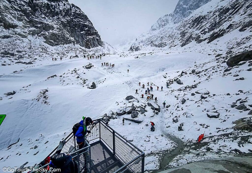 นักเล่นสกีบนธารน้ำแข็ง Mer de Glace