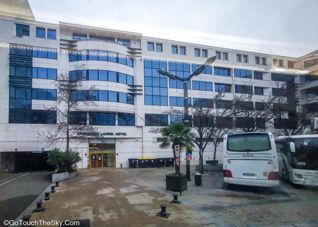 ลานจอดรถบัสหลังโรงแรม Evergreen Laurel Hôtel