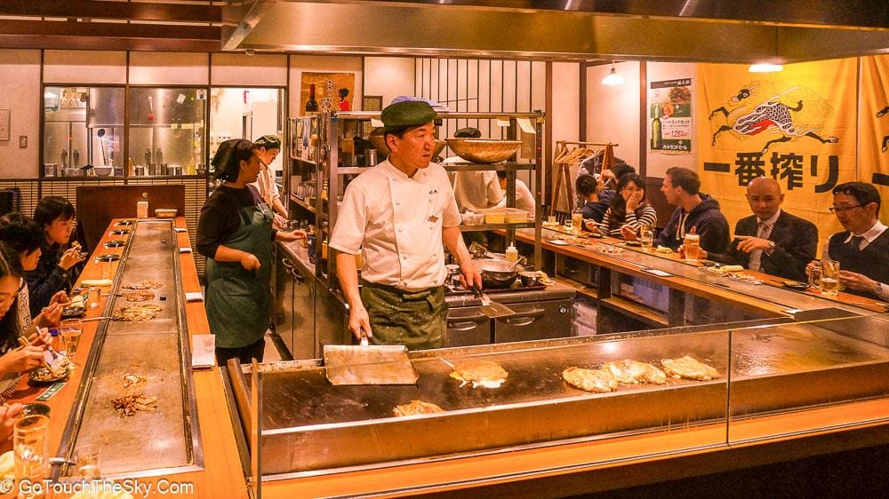 เคาน์เตอร์รูปตัว U ในร้าน Fukutaro