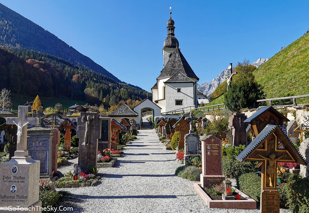 สุสานเล็กๆ ข้างโบสถ์ Ramsau